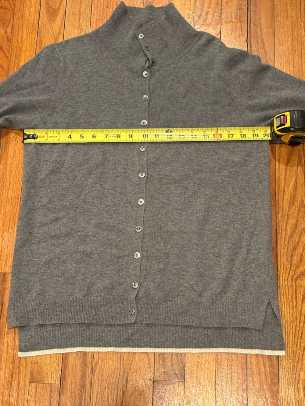 In Cashmere Women's Button-Up Cardigan Sweater in Gray, Size Xl - Picture 6 of 10